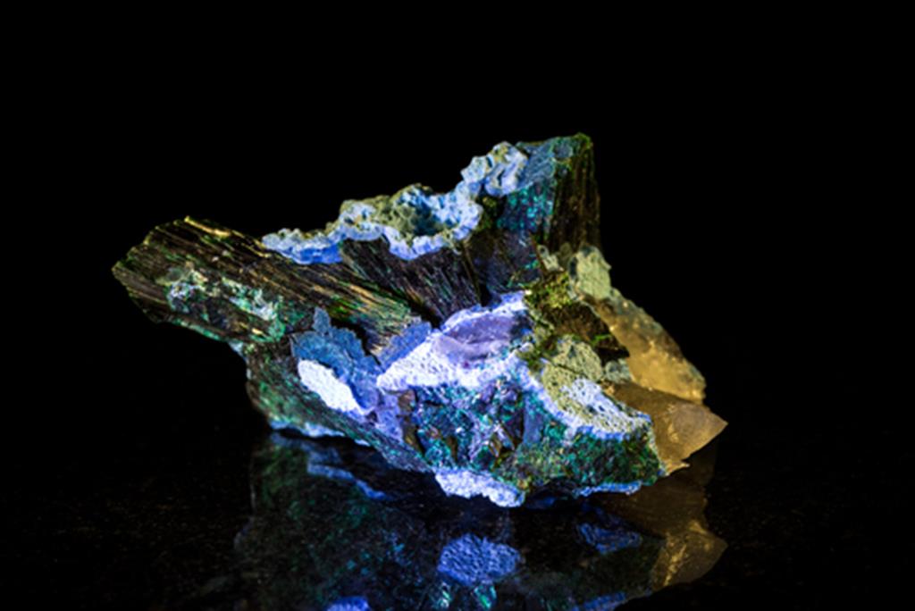 Amethyastore's tweet photo. Plancheite is a protective stone for dealing with negative energies of all kinds. #plancheite #crystal #beautiful #mentally #protection https://t.co/836S2h4ggg