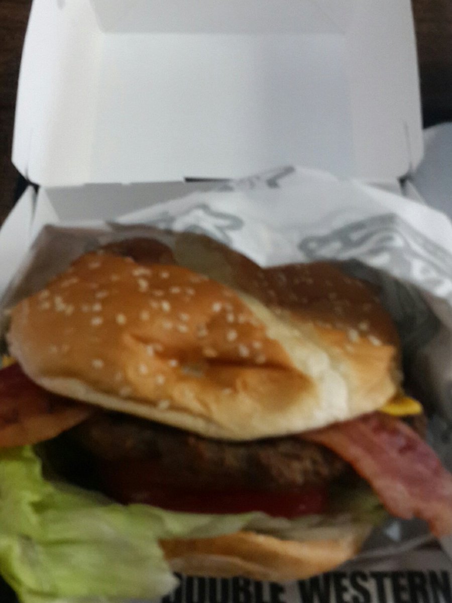 aris_villanueva's tweet photo. Que onda @lamolechida tu video me antojó. Por suerte en Panamá también hay @CarlsJrMx @CarlsJrPanama #bacon3way https://t.co/rOwtBdLzpf