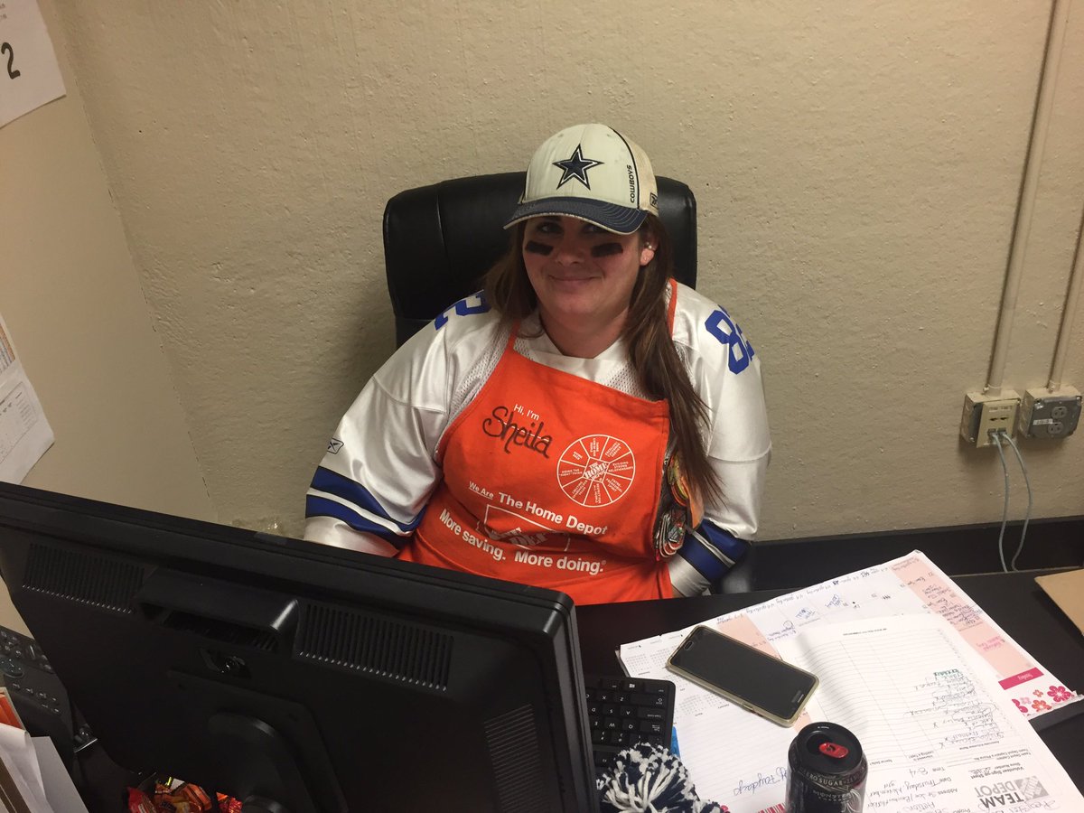 ChrisEMetcalf's tweet photo. Little Halloween Fun!!! #mwoct2016 @sheshebh @MattCramer179 @KozakCynthia https://t.co/9ON6bFFPzq