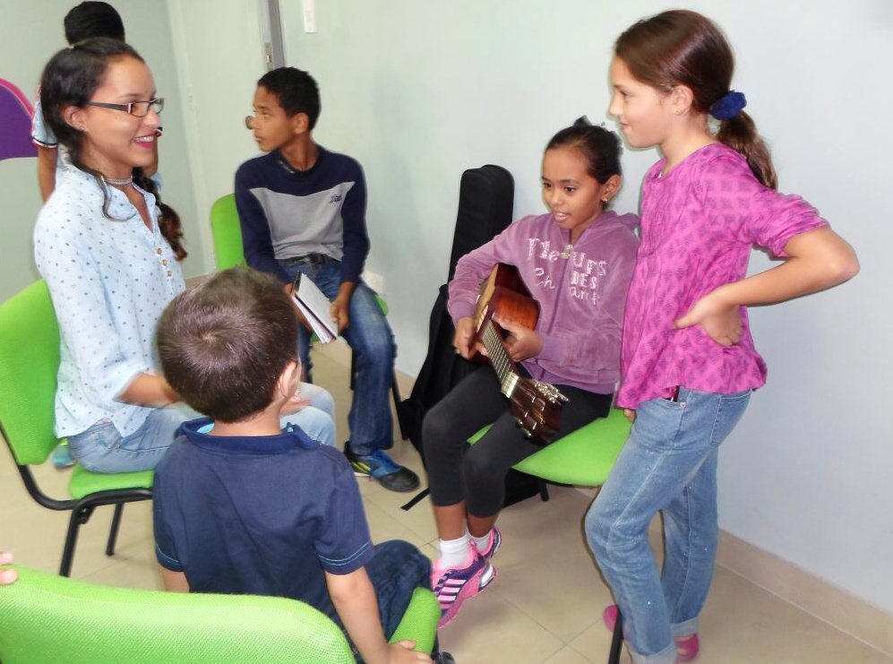 pah_elsistema's tweet photo. #Héroe de #hoy la profe #YelindiPerez por activarse en la #SalaMovistar de @fundacardin #HospitalMilitar @elsistema https://t.co/4PntPA9suI