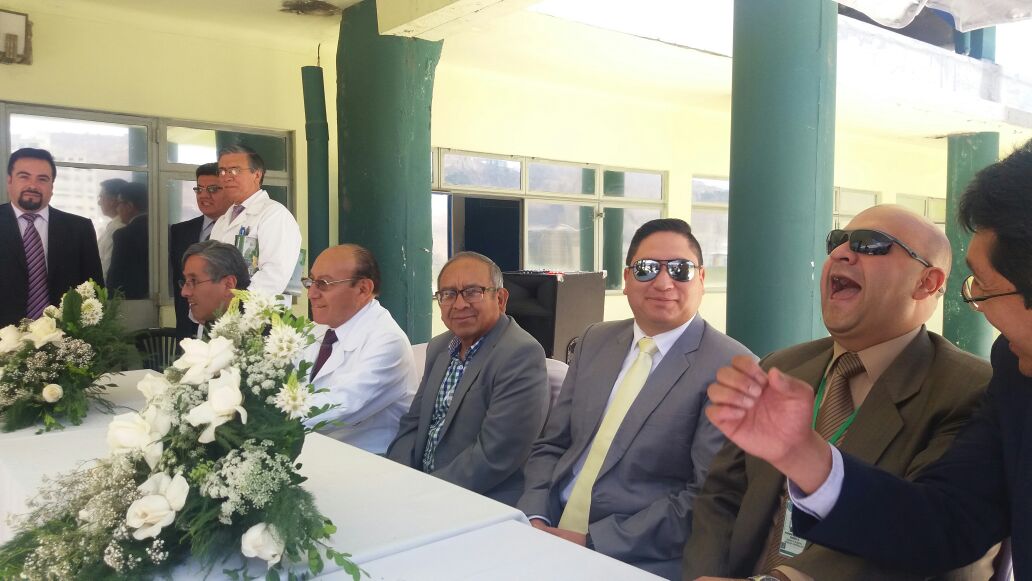 Sedes_LP's tweet photo. Dr. #FreddyValle Director Téc. del @Sedes_LP a nombre del Gob. @LiderIndigena entrega el Reconocimiento al Hospital Obrero por sus 61 años. https://t.co/Fknk8Ahhyk