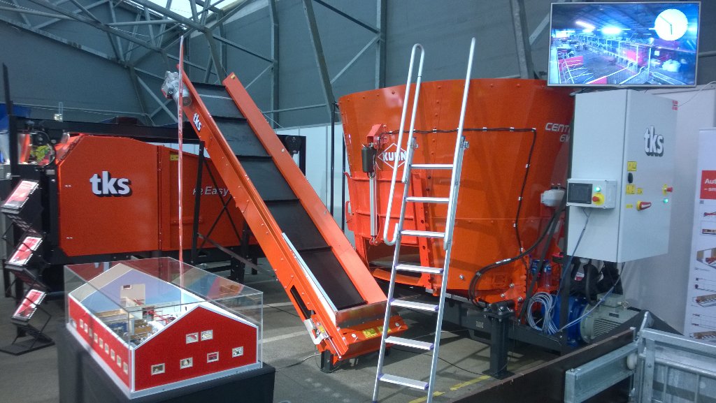 Carentusiast's tweet photo. #Kuhn at #Agrovisjon, StavangerTks K2 easyfeeder, convoyerbelt and mixer.Tmr mixerwagon.And iBio baler.@KUHN_UK https://t.co/GA0vYlwXwB