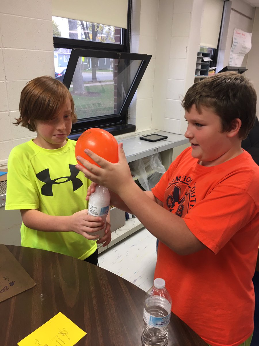 lincolnk8sonju's tweet image. STEM Balloons vinegar baking sofa = #funwithstem @Ruffin_II @LincolnK8School
