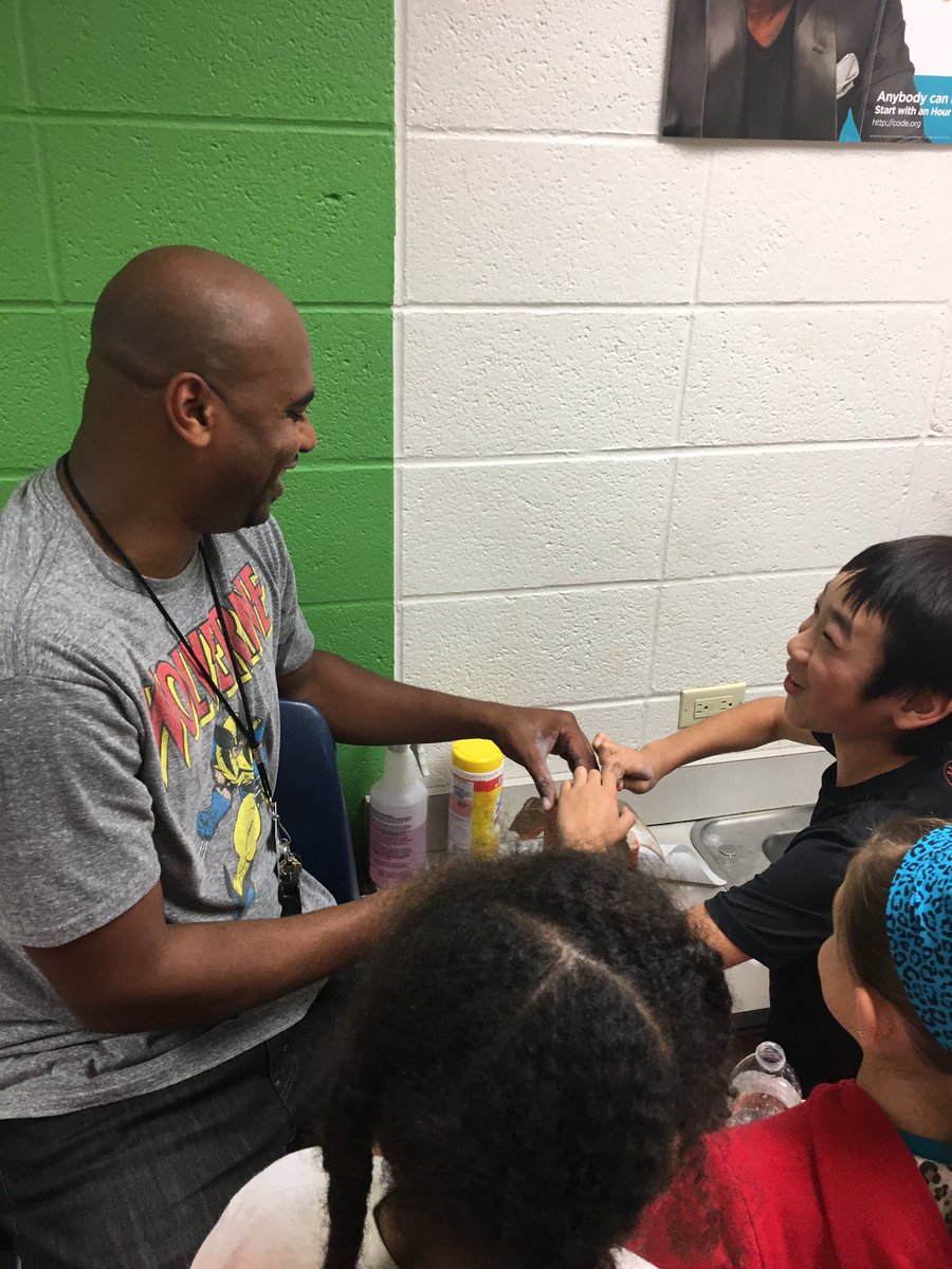lincolnk8sonju's tweet image. STEM Balloons vinegar baking sofa = #funwithstem @Ruffin_II @LincolnK8School