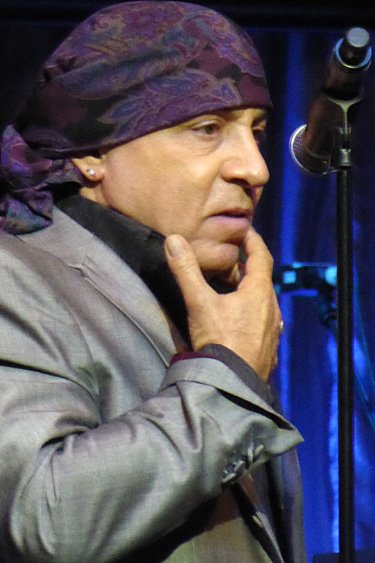 backstreetsmag's tweet image. .@StevieVanZandt at @bill_wyman’s 80th bday gala, playing w/ Bill &amp;amp; Bob Geldof @BluesFestUK backstreets.com/news.html