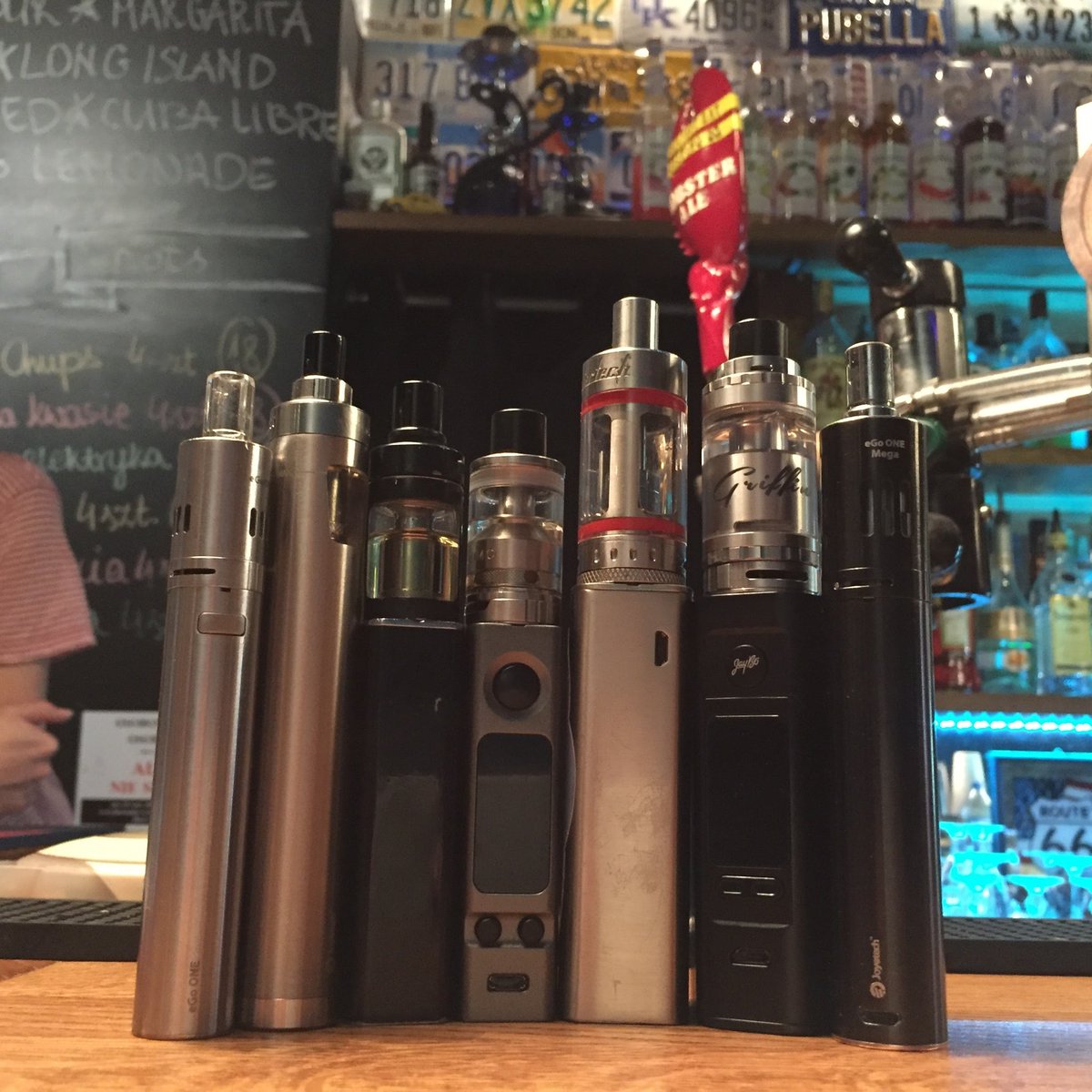 vape_X_'s tweet photo. Still there are pubs where you can VAPE :-) #vapespot #vapefam #vaping #halloween https://t.co/DgFv9OXE9c