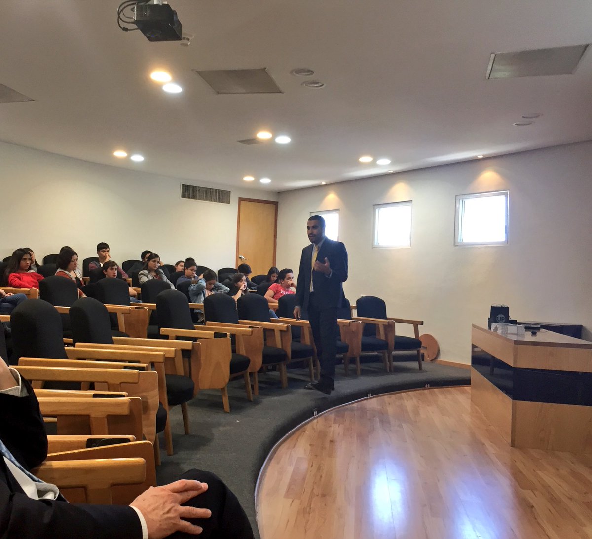 ECEEAgs's tweet photo. Hoy nos visita el Margil de Zacatecas y el maestro @Ajimenezorp explica las carreras empresariales con el caso Lego https://t.co/mBIQtbWJ09