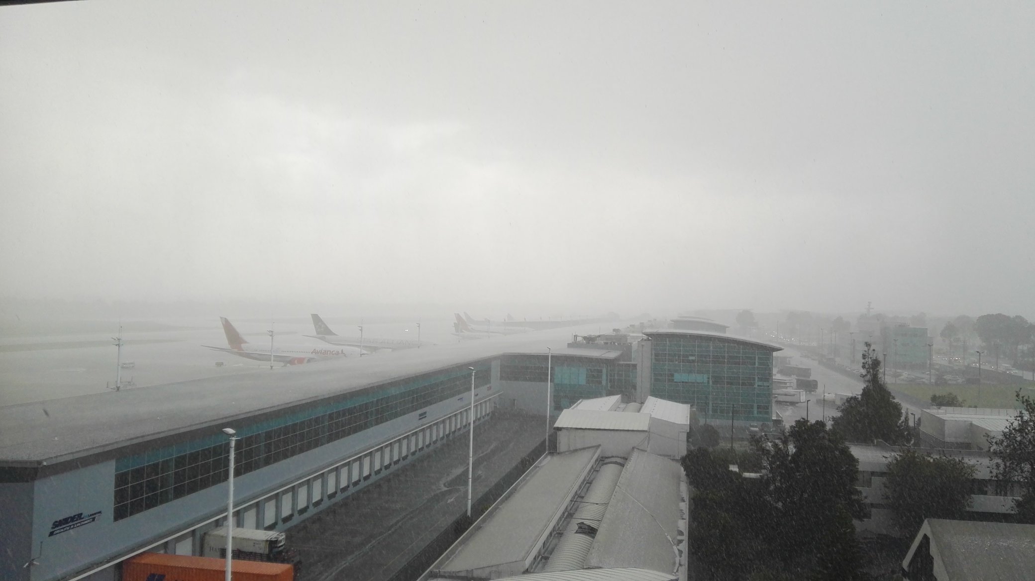 Aeronáutica Civil de Colombia on Twitter: "A la hora Aeropuerto Eldorado con 25 arribos despegues 0, por Tormenta/Lluvia y Granizo se estima por 40 minutos condiciones MET. actuales. https://t.co/b8j43FzuOr" / Twitter