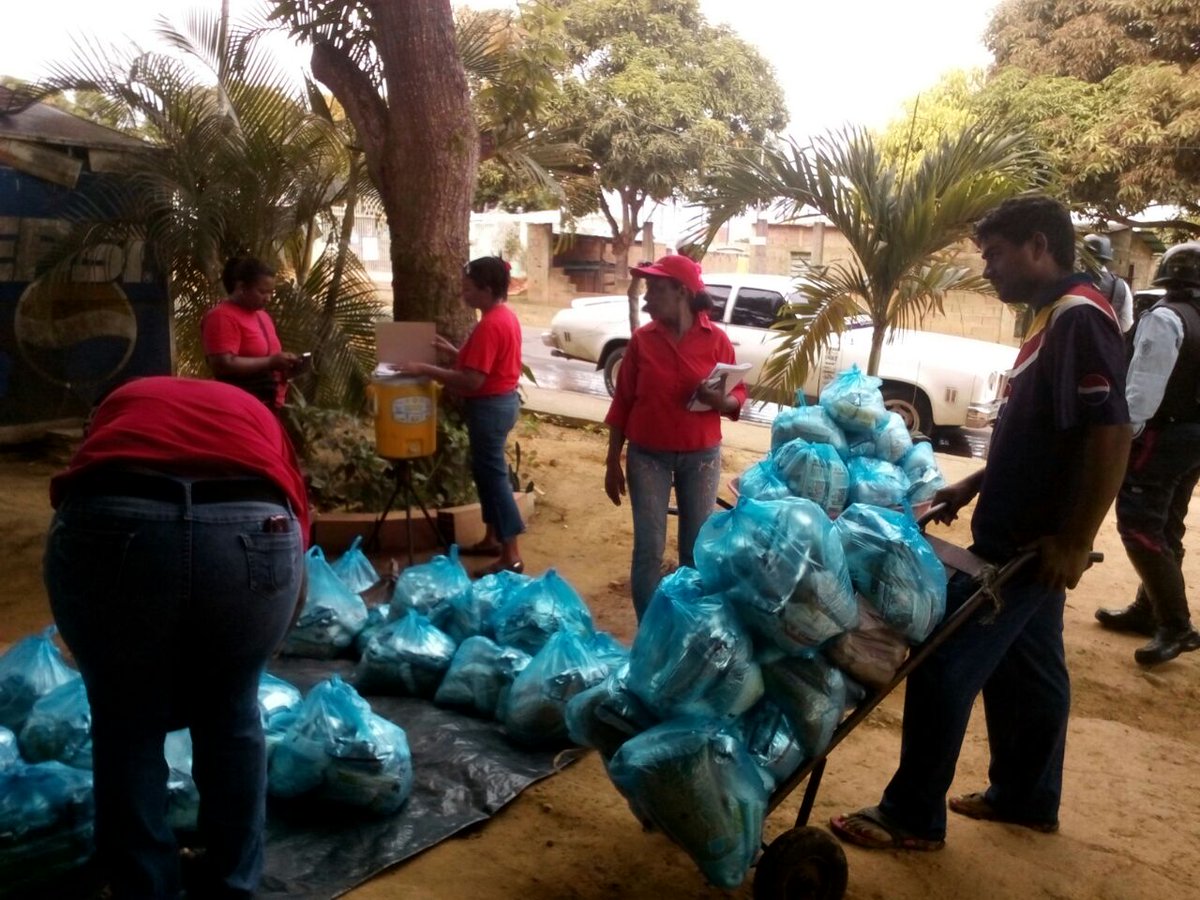 CUXELDCH's tweet photo. Combativ@s y guerrer@s, List@s para entregar comida a la comunidad @CUXELDCH @ClapOficial Gracias @MercalOficial @Bolivar_PSUV @PSUVHERES https://t.co/5AahkZbnJH