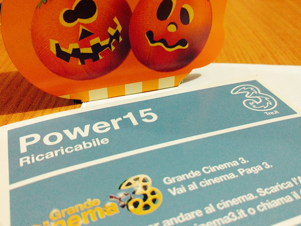 MatteoFerrara92's tweet photo. Per la prima volta passo a @Tre_It con All-in 9. #halloween https://t.co/ixP6qMzuVo