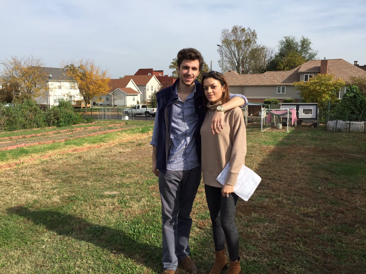 cariandanthony's tweet photo. Took the SLU #shuttle from Grand Metro to see SLU's Organic Garden 🌿💚 @greenbilliken #SLUinthecity #SLUgreen16 https://t.co/1DG887ler2