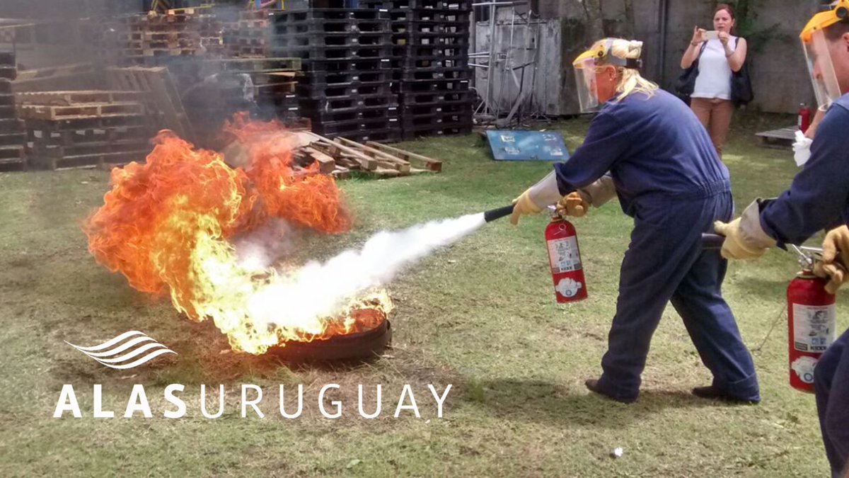 AlasUruguay's tweet photo. En el #DíadelBombero nuestro reconocimiento a su trabajo que se ve reflejado en los exigentes #entrenamientos de los #tripulantes de cabina https://t.co/fTE3zc1HoC