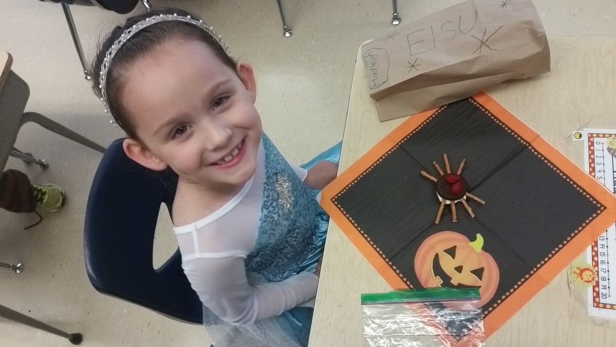 1stgradepilots's tweet photo. Halloween party with spider building! #lovingfirstgrade #pilotpride https://t.co/MNGtG1kxPS