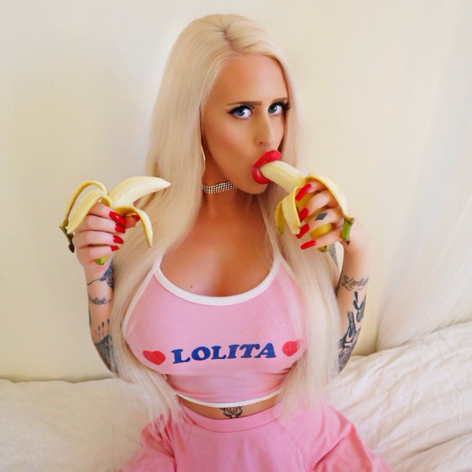 Girl with an appetite!?? https://t.co/nNfXA1dSmX