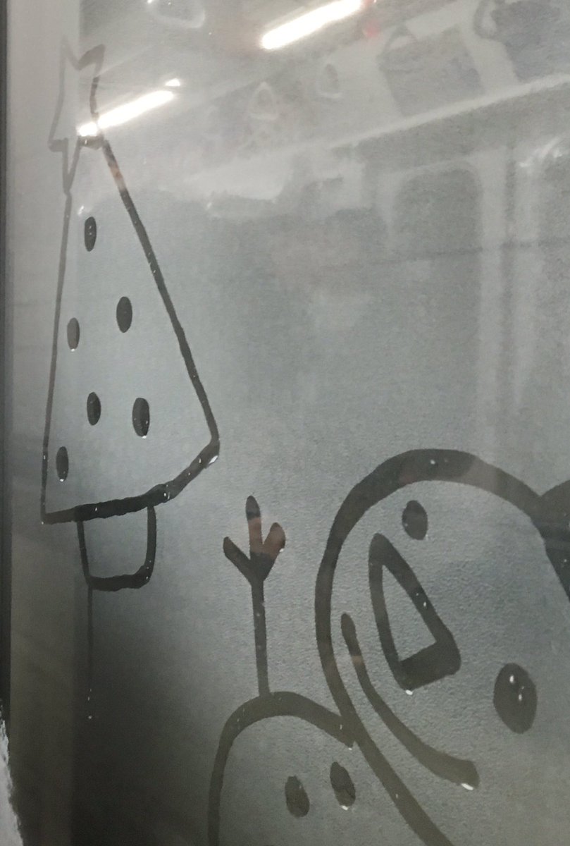 地下鉄の窓に雪 ミッキーが落書きも クリスマス仕様のディズニー車両が可愛すぎる Togetter