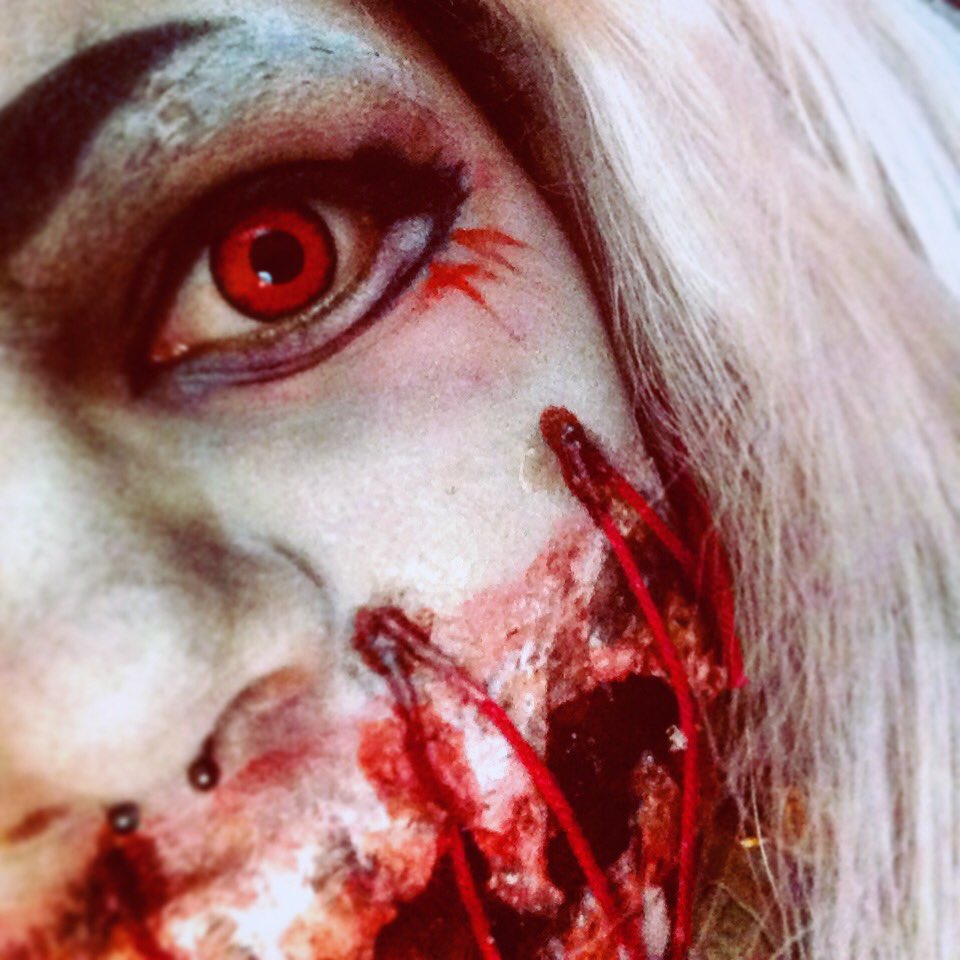 sozo_teki's tweet photo. Good Night from The German Side#Halloween #halloweenmakeup#juuzou #juuzoucosplay  #tokyoghoulcosplay #tokyoghoul #cosplay #anime https://t.co/AesqJLAsHi