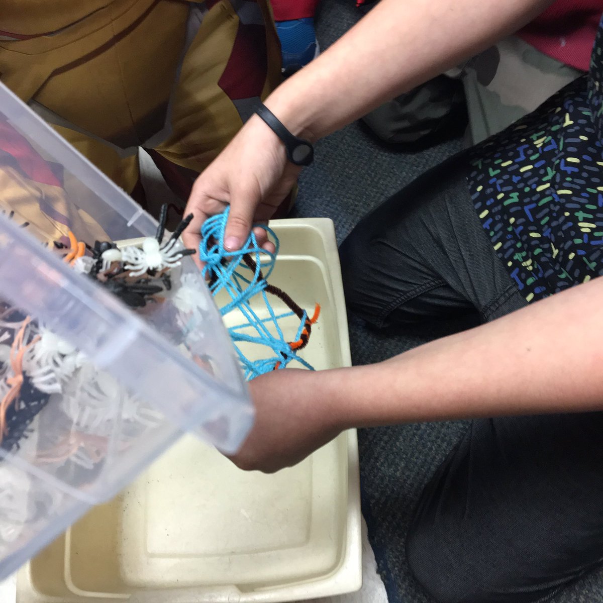 mrsLMarley's tweet photo. Halloween STEM - Build a spiderweb with 3 pipe cleaners and a string. See how many bugs you can catch. @WyevaleP #scdsbSTEM https://t.co/F92E3bmCha