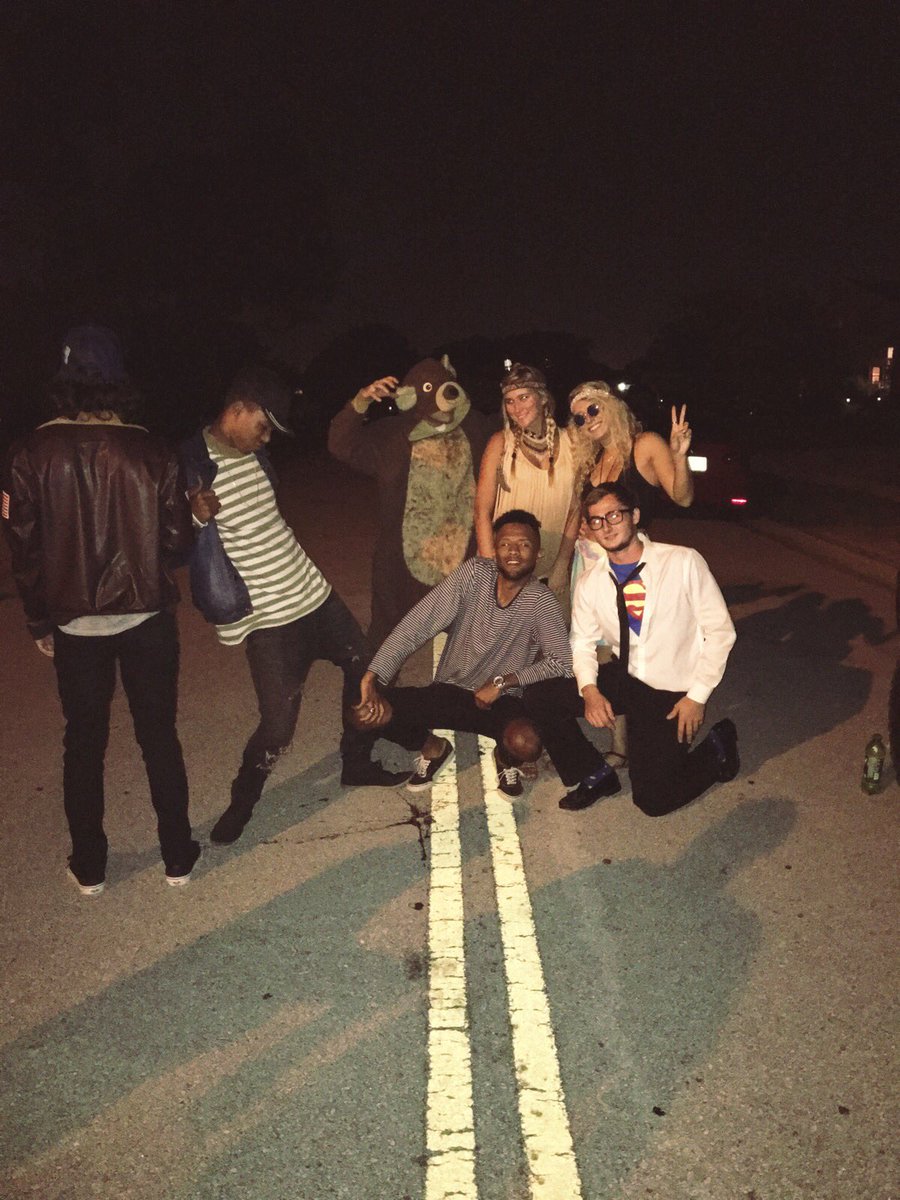 LilyLL_'s tweet image. Meet my familia