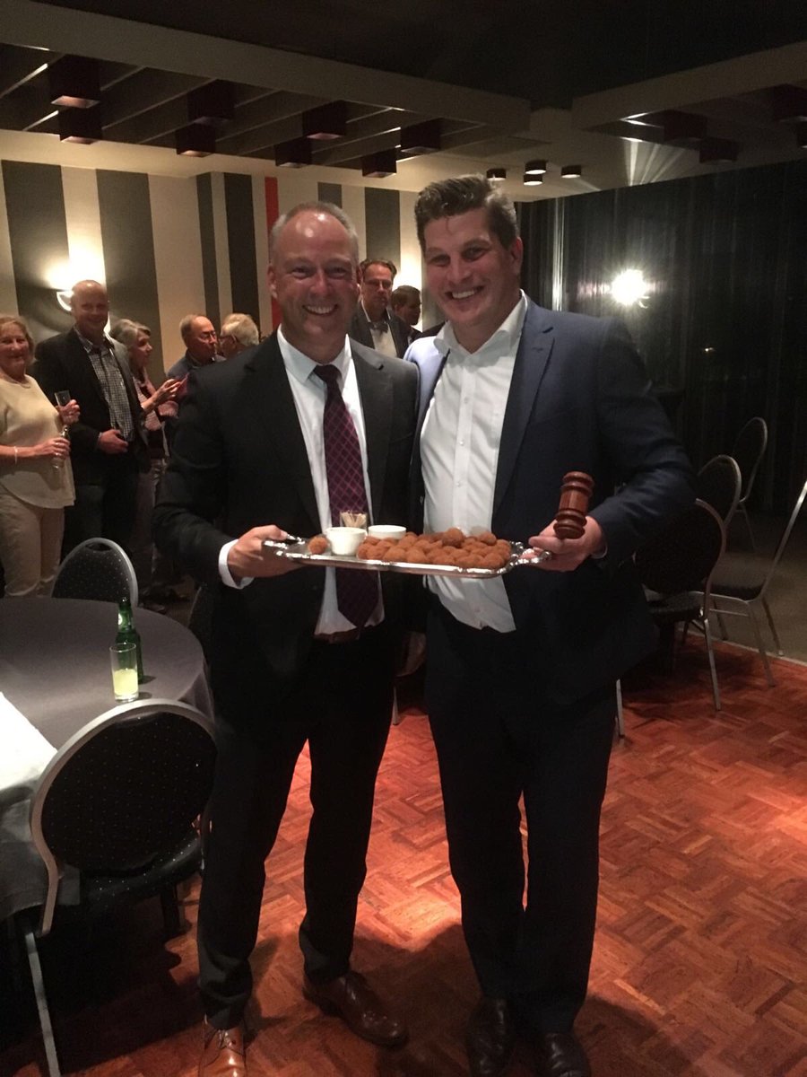 remcovvd's tweet photo. ...Lokaal Netwerk @vvd Achterhoek is een feit! Hoe vier je dat? .... juist met overhandiging voorzittershamer en een #bitterbal https://t.co/jnleRizrpY