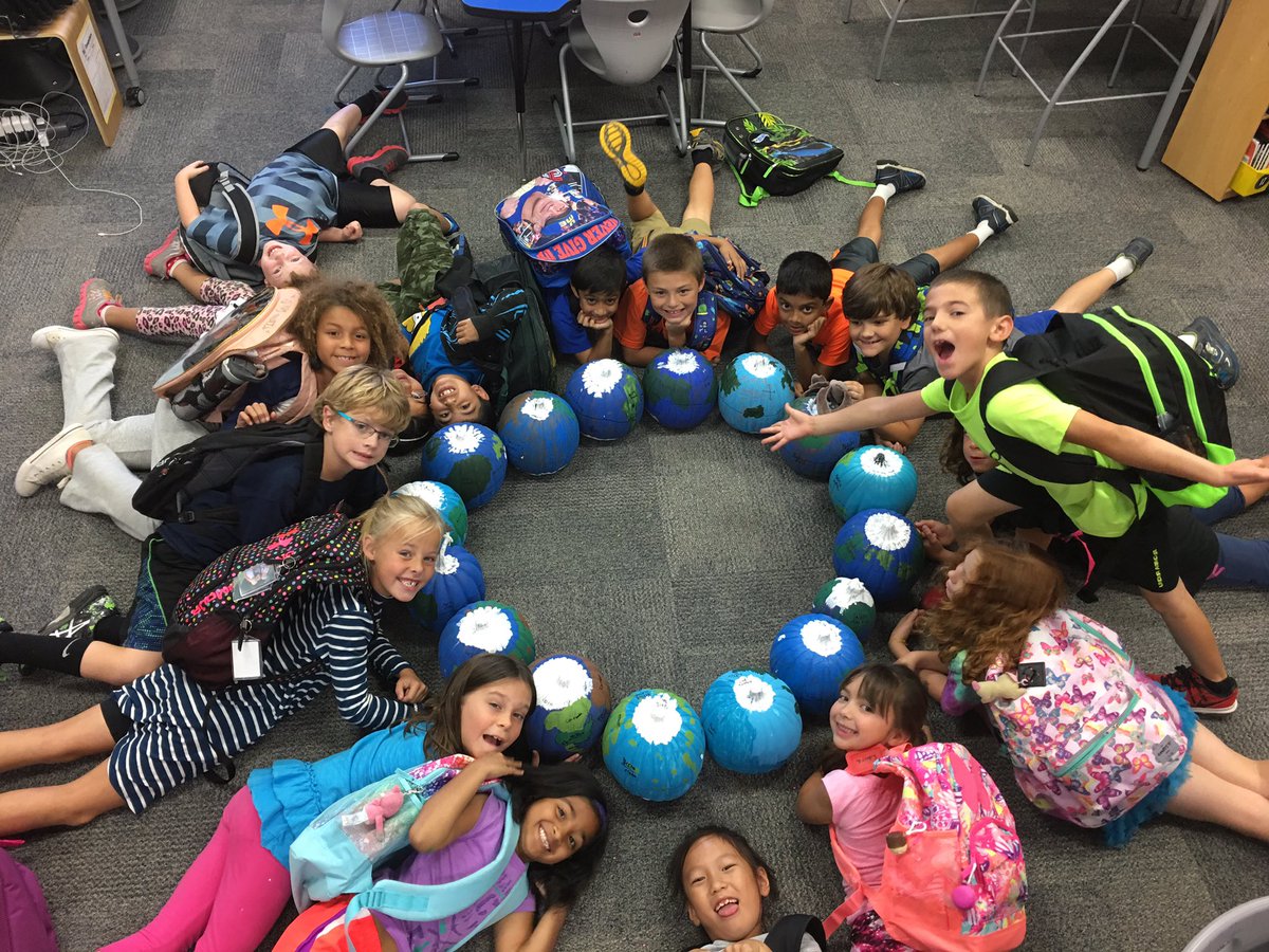 MLIwithMsHelwig's tweet image. Our pumpkin globes made it home today! #meonthemap #mylittleartists 🎃🌎🖌🎨 @CCEColts