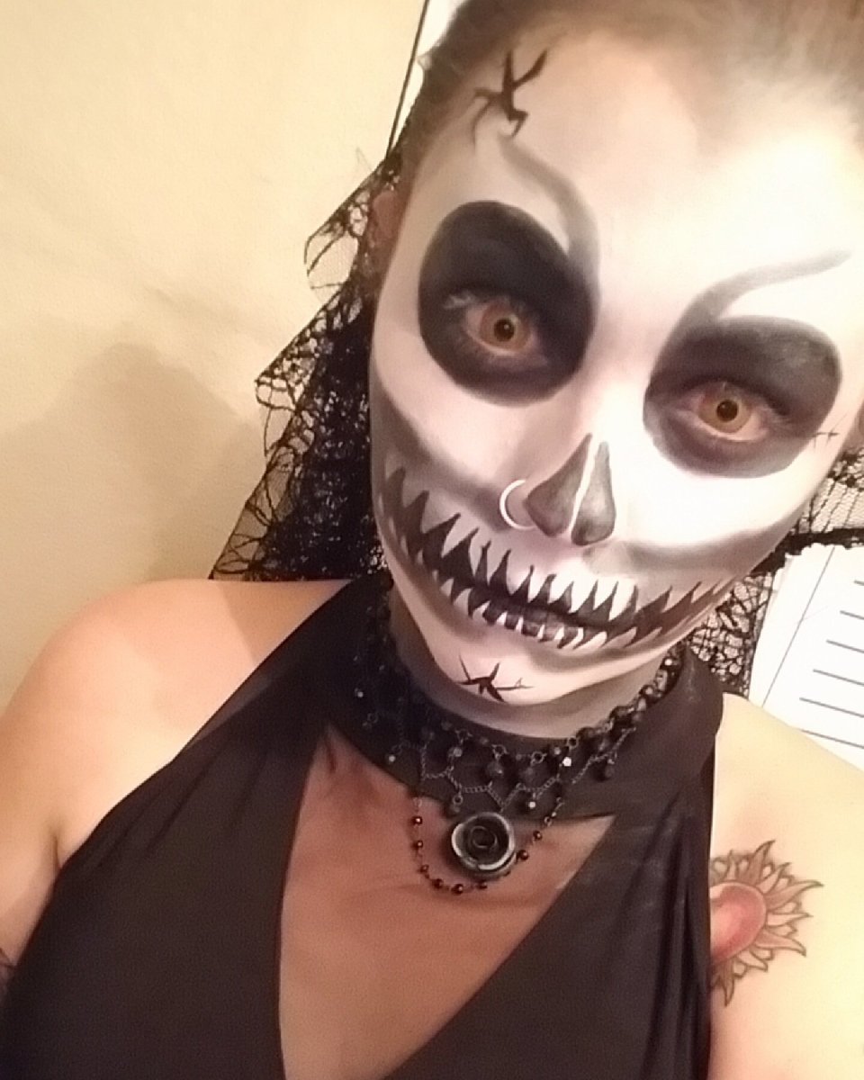 Jessica_candi95's tweet photo. Won #scariestcostume this year! #halloween2016 #HappyHalloween #skeletonmakeup https://t.co/zRl47ubMmu