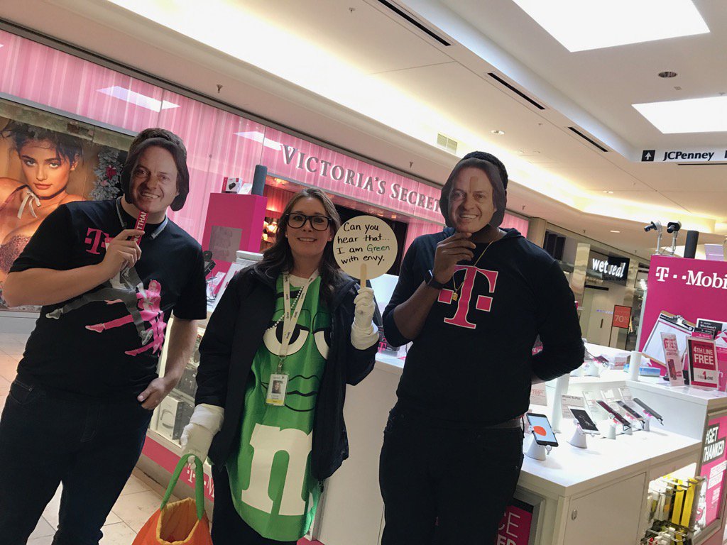 Can you hear that..the 2 Johns are green with envy at Sprint's sweet treats <a href="/KmwhiteKw/">Kim White</a> <a href="/glenwflowers/">Glen Flowers</a> @wderrickwla