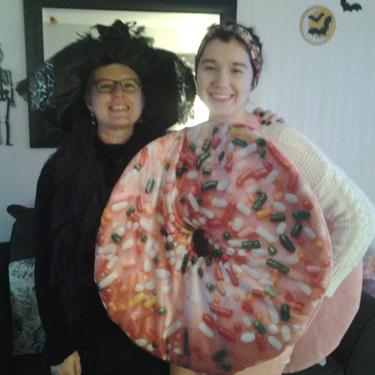 GingerKristin78's tweet photo. @6abc #6ABCaction the witch and the donut! https://t.co/nHqWJbB3Zn