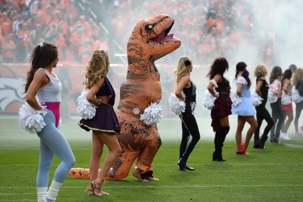 LivePostApp's tweet photo. Awesome halloween costume #Broncos! 🎃 Remember you can liveblog every game with #LivePostApp 😉#NFL #SDvsDEN #SportsNews https://t.co/dq0eG004x1