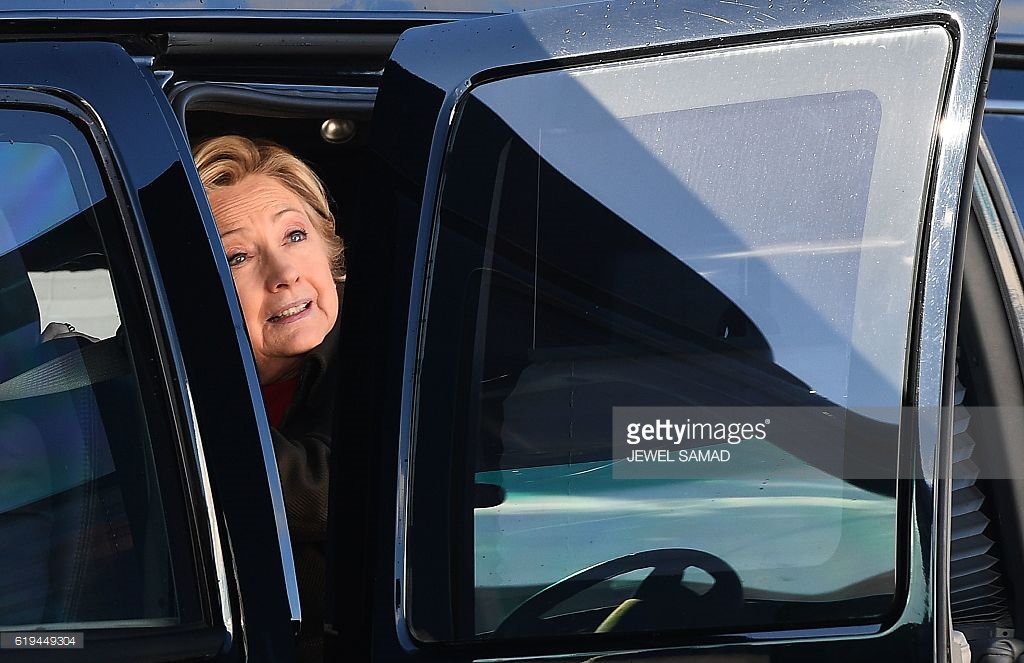 FreedomFriesInc's tweet photo. Even this seasoned actor can't keep up the pretense all the time. #PanickingHillary #StressedHillary #HillaryForPrison #HillaryForPrision https://t.co/5S0f2ab14o