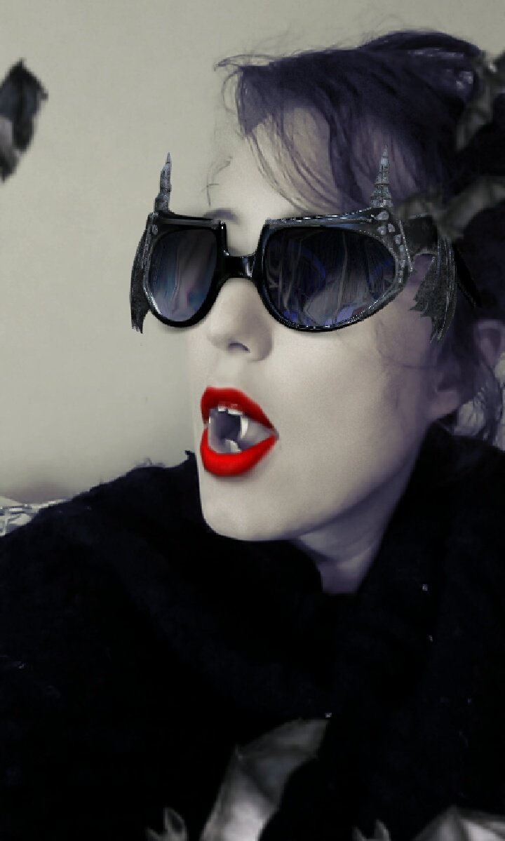 happyplace4mee's tweet photo. #ThingsThatDisturbMe Snaps that make Me look a Killer Vampire!! https://t.co/iV8pQeaCSw