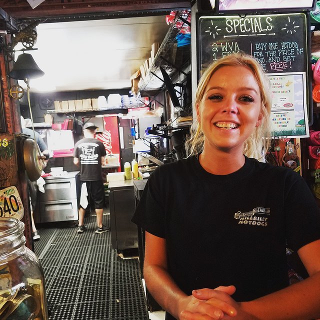 BitesnBuzz's tweet photo. Shannon at @gottheweenies in #Lesage #WV.  #Roadtrip #GoodEats #GoodTimes #Foodie #StreetFood #Yum. https://t.co/E4CvgTBLde