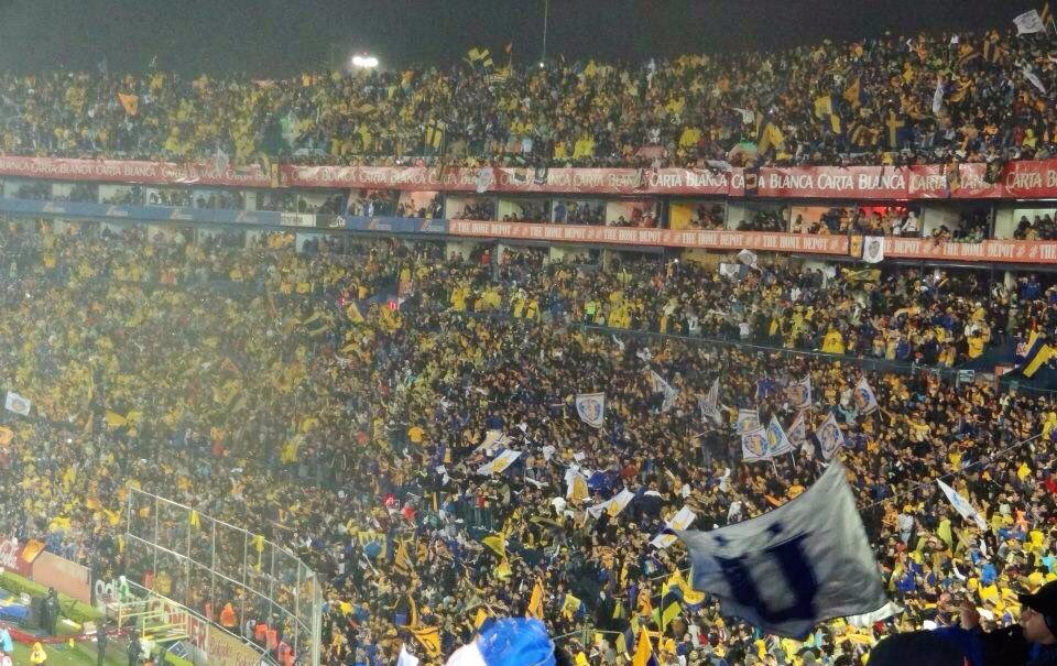emmanuel5acosta's tweet photo. Larga vida y eterno carnaval a la banda de Tigres! Por todos los que no escatiman y dejan la vida por estos colores #FelizXVIIIDobleEle 🎉🐯🇸🇪 https://t.co/Q7nCvkc01u