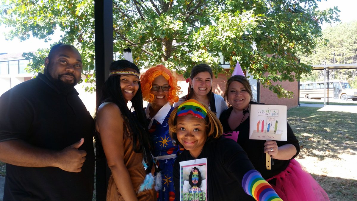 KHardy228's tweet photo. @sims_ivyleague. ....all smiles in their Book Character costumes!!! https://t.co/9DlkWBq0Pq