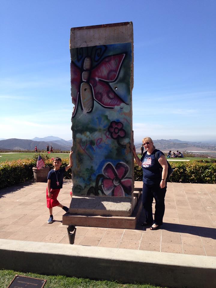 RonaldReagan's tweet photo. Here are some amazing photos taken by guests in the past with the #BerlinWall. #ReaganLibrary #ReaganLibrary25Years #TearDownThisWall https://t.co/t3xwqsuuCr