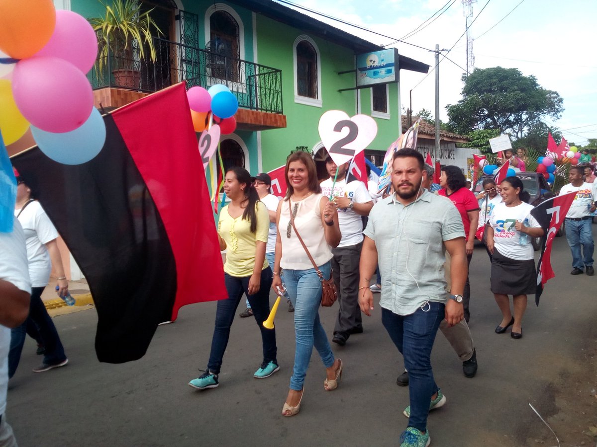 redsanmarcos's tweet photo. #DanielyRosario2016 
#AdelanteConDaniel 
Familia san marqueña votan en la casilla 2
@VivaNicaragua13 @Jupresidente @jscomunicadores https://t.co/QbjZrENjzw