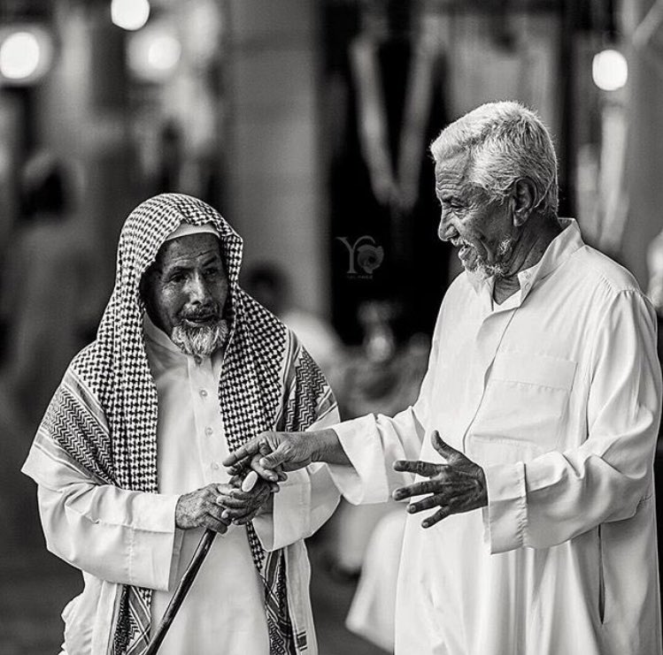 سألتُ الناس عن خِلٍّ وفيٍّ
فقالوا: ما إلى هذا سبيلُ !
تمسّكْ إن ظفِرتَ بوُدّ حُرٍّ
فإنّ الحُرّ في الدنيا قليـلُ .