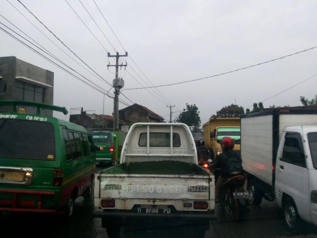 AlhudaVolunteer's tweet photo. Terjadi kemacetan di jalan Bojongsoang. Hati-hati untuk semua pengendara, semiga selamat sampai tujuan.

#Bandungmacet
#becareful https://t.co/1TSUwP8nxw