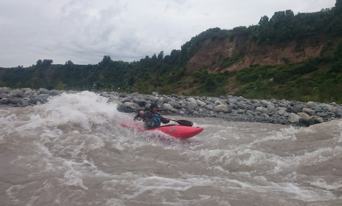 Catching some Chilean waves on the Teno #kayaking #chile