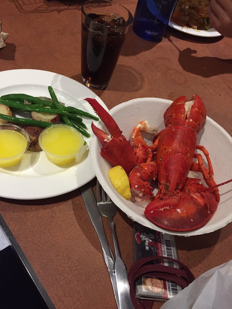 kelceyhardy's tweet photo. Your average day at umass #1dining https://t.co/RNh4Lfe21u