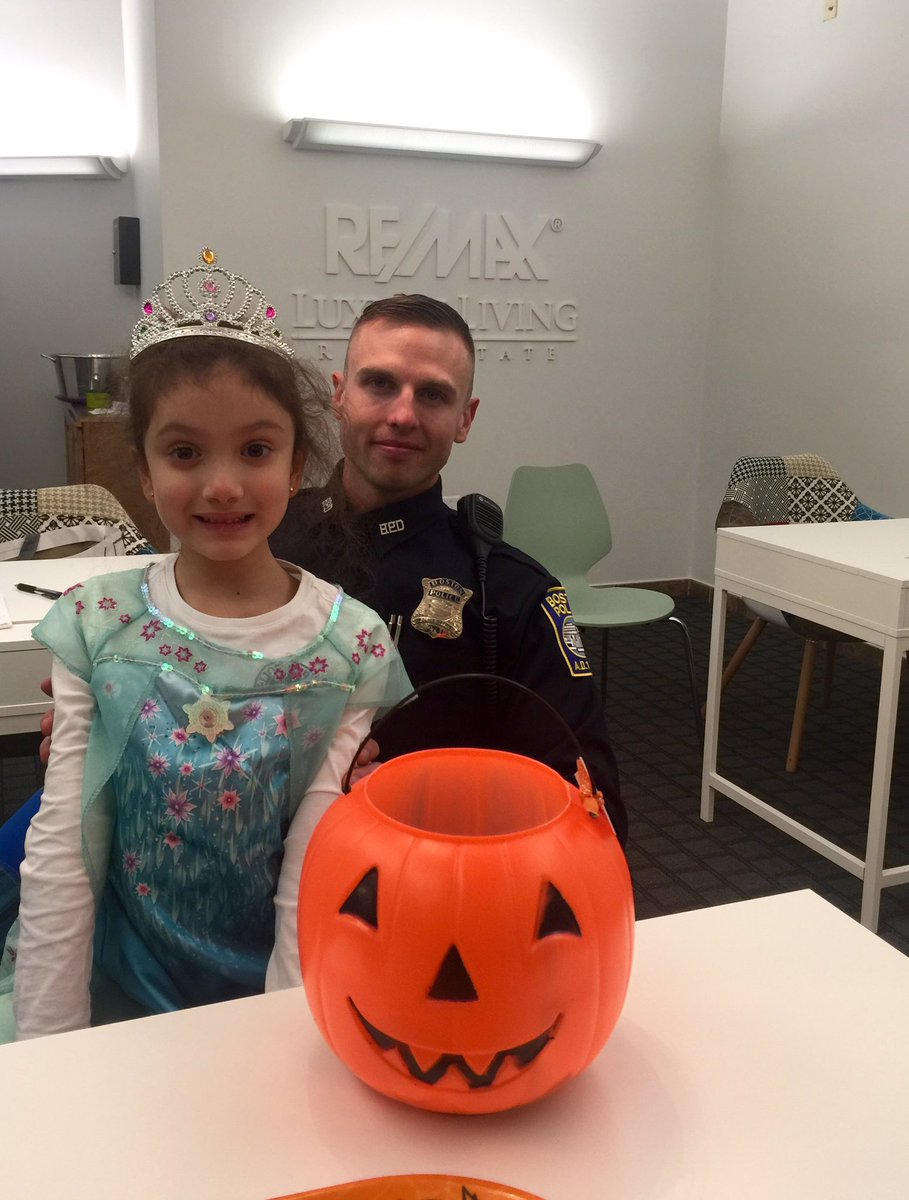 tnatale520's tweet image. Thanks to everyone who came by to Trick or Treat at @remaxluxliving in the @NorthEndBoston. @bostonpolice Thanks for keeping us safe!