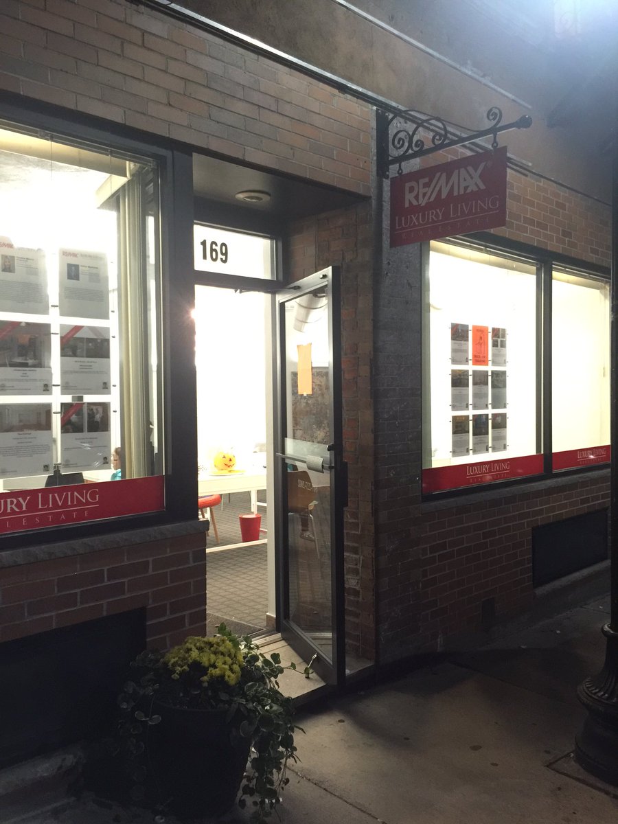 tnatale520's tweet image. Thanks to everyone who came by to Trick or Treat at @remaxluxliving in the @NorthEndBoston. @bostonpolice Thanks for keeping us safe!