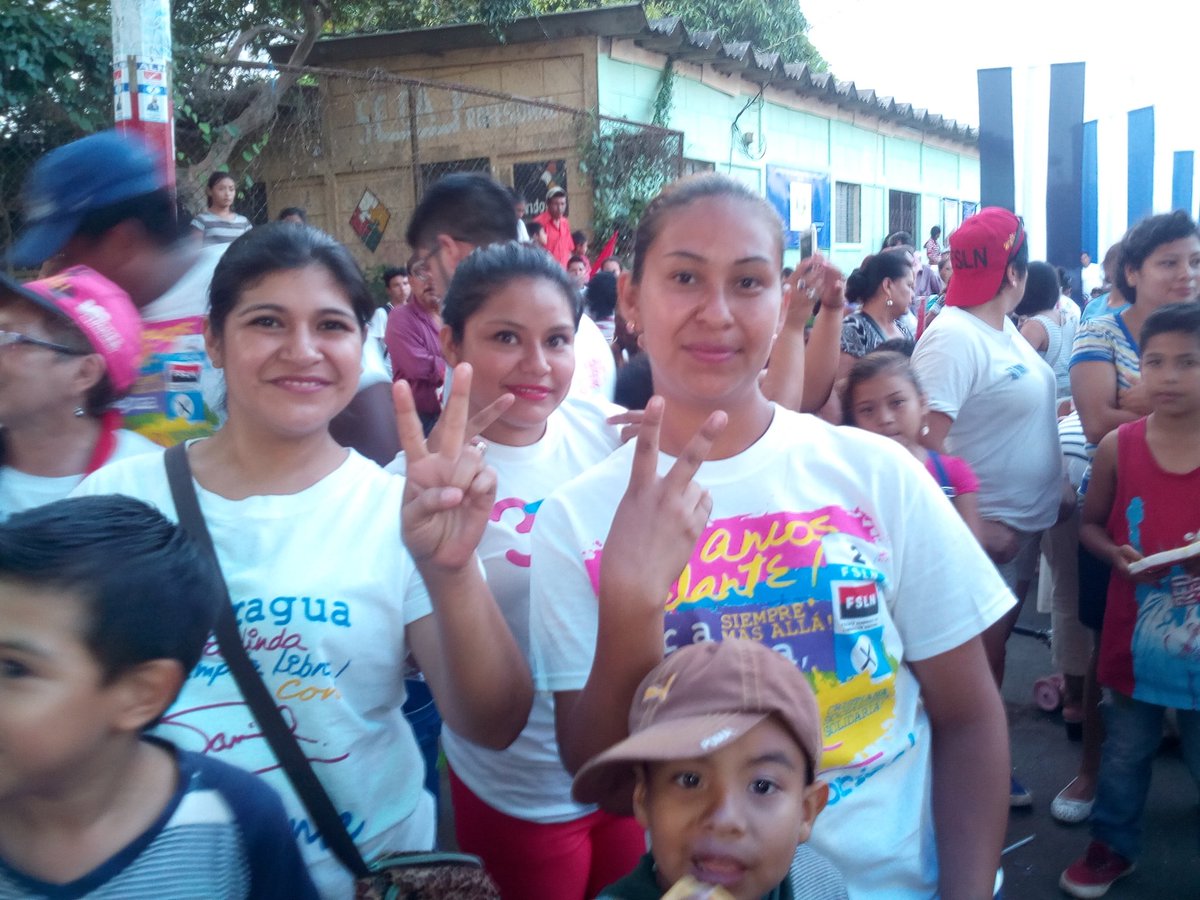 redsanmarcos's tweet photo. #DanielyRosario2016 
Familia san marqueña siguen disfrutando #AdelanteConDaniel 
@jscomunicadores @VivaNicaragua13
@Jupresidente https://t.co/IcANqcbL8o