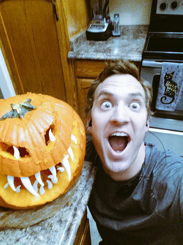 JarrelJustin's tweet photo. Happy Halloween! #Halloween2016  #MadPumpkinSkills #TrickOrTreat https://t.co/BYCzKXKQmY