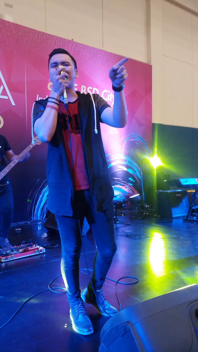 Ini dia aksi nya si kaka vokalist kita <a href="/Dfinix/">DFINIX Band OFFICIAL</a> <a href="/Ricky_Dfinix/">Ricky Robert</a> 😊😉😍😍😍