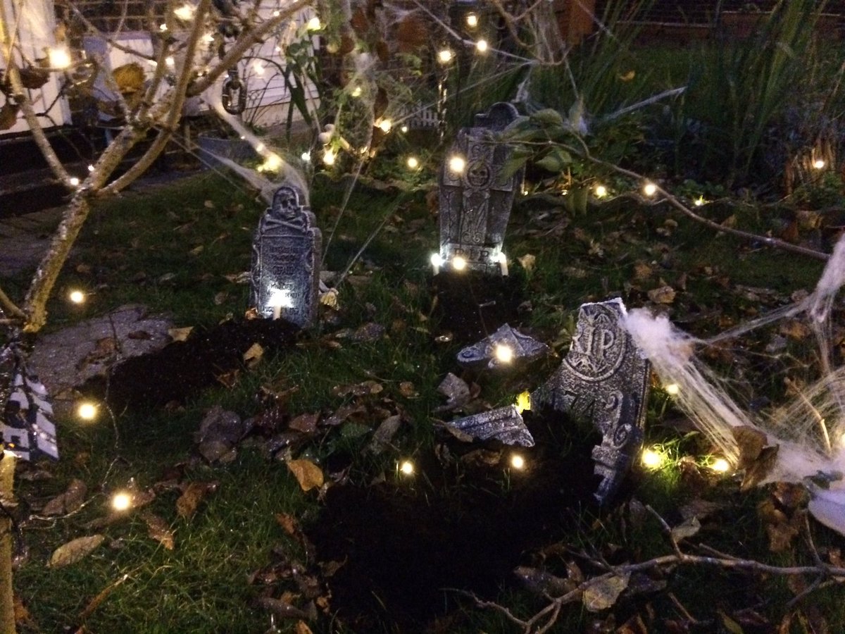 Thedamienwright's tweet photo. Well that's another Halloween over with. #ghostlygraveyard https://t.co/WgPecVHrB7