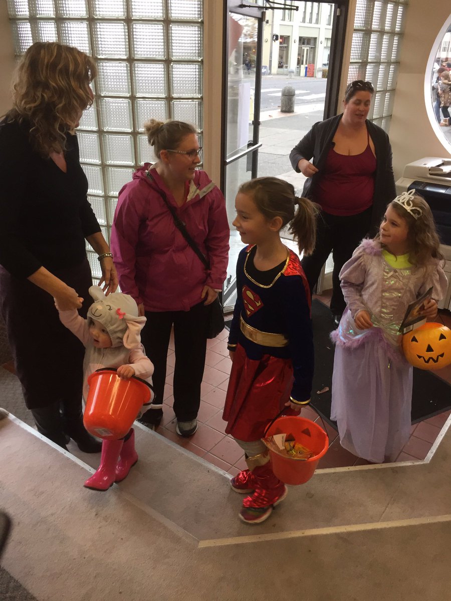 BenchmarkDS's tweet image. Trick Or Treat fun in @DowntownBham #Bellingham @BenchmarkDS