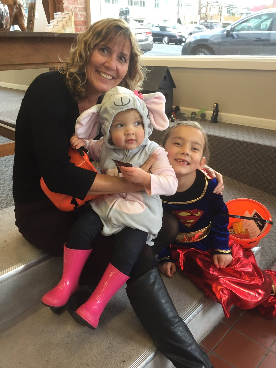 BenchmarkDS's tweet image. Trick Or Treat fun in @DowntownBham #Bellingham @BenchmarkDS
