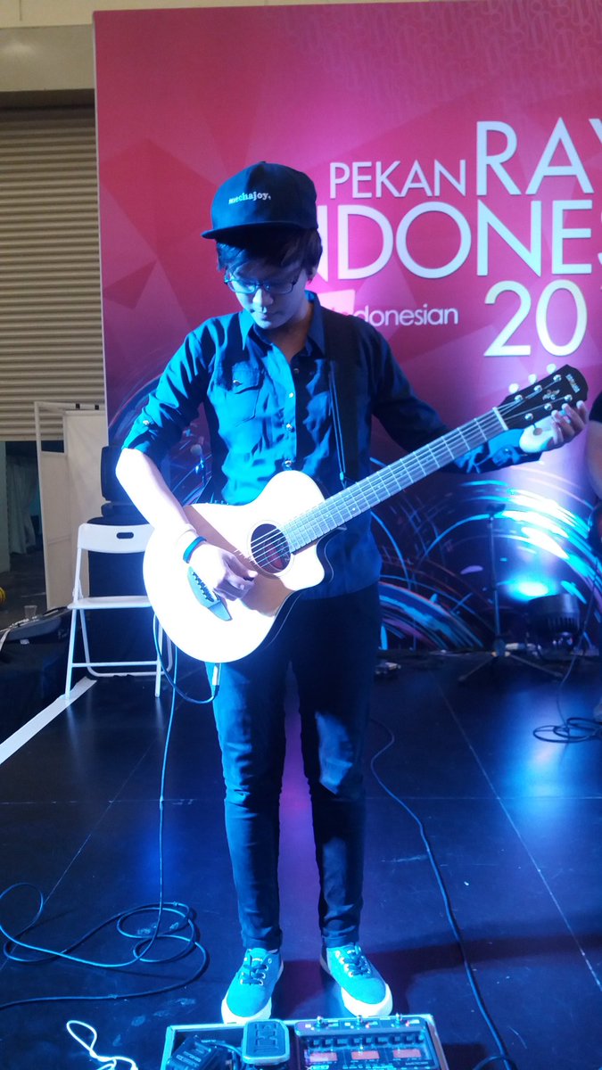 Ini dia aksi gitaris kita yang paling cantik <a href="/areshcendika/">annisa resti cendika</a> <a href="/Dfinix/">DFINIX Band OFFICIAL</a> 😊😉