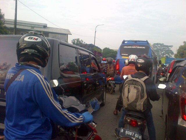 rian_javu's tweet photo. Macet dari dpan tol cileunyi dikarnakan banjir di kahate https://t.co/v29RTmuTK3