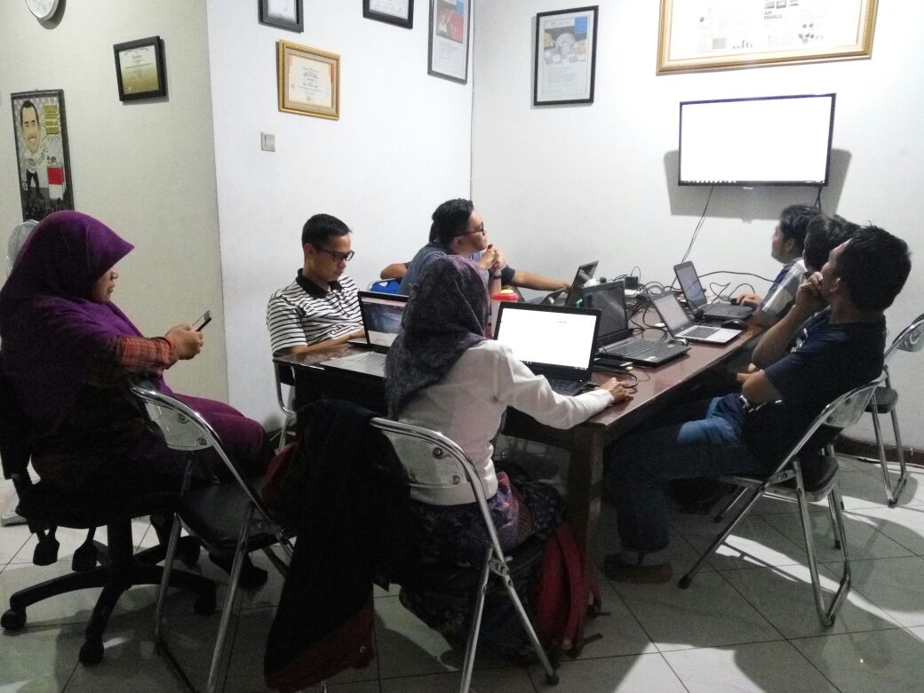 GrafikIndonesia's tweet photo. Berkesempatan menjadi TRAINER pengelolaan data di Rumah Pemilu &amp; Perludem (perkumpulan pemilu untuk demokrasi). https://t.co/3HXV4ENW08